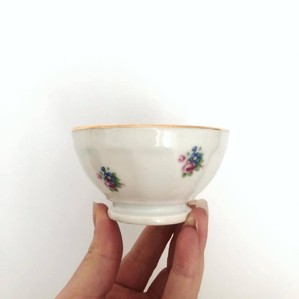 Vintage porcelain tea cups (set of 2)